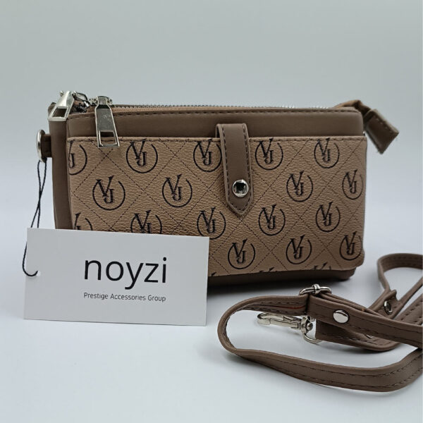 Γυναικείο πορτοφόλι καφέ με monogram σχέδιο, πολλαπλές θήκες και διπλό φερμουάρ, με αποσπώμενο λουράκι ώμου