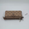 Καφέ πορτοφόλι clutch με ανάγλυφο pattern και μεταλλικές λεπτομέρειες, ιδανικό για καθημερινή χρήση και οργάνωση