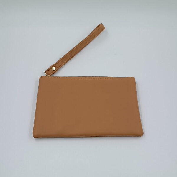 Μονόχρωμο γυναικείο τσαντάκι καρπού σε καφέ απόχρωση με φερμουάρ και αποσπώμενο λουράκι για καθημερινή χρήση