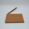 Γυναικείο clutch πορτοφόλι καφέ με λουράκι καρπού και slim σχεδιασμό, ιδανικό για έξοδο και οργάνωση essentials