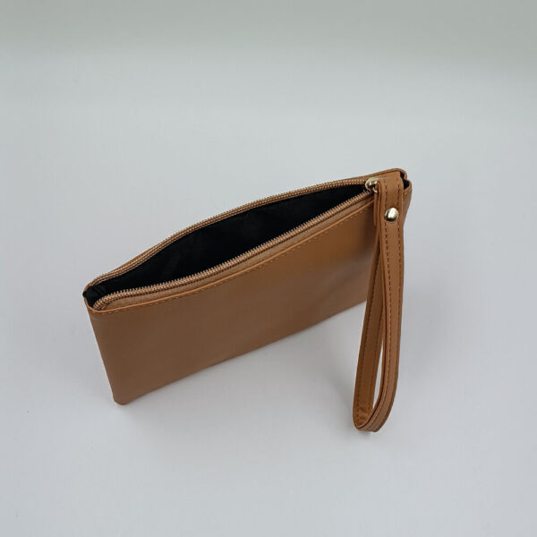 Minimal καφέ wristlet pouch με φερμουάρ και πρακτικό strap, ιδανικό για μεταφορά κινητού, χρημάτων και καρτών