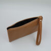 Minimal καφέ wristlet pouch με φερμουάρ και πρακτικό strap, ιδανικό για μεταφορά κινητού, χρημάτων και καρτών