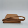 Γυναικείο clutch πορτοφόλι καφέ με λουράκι καρπού και slim σχεδιασμό, ιδανικό για έξοδο και οργάνωση essentials