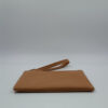 Γυναικείο clutch πορτοφόλι καφέ με λουράκι καρπού και slim σχεδιασμό, ιδανικό για έξοδο και οργάνωση essentials