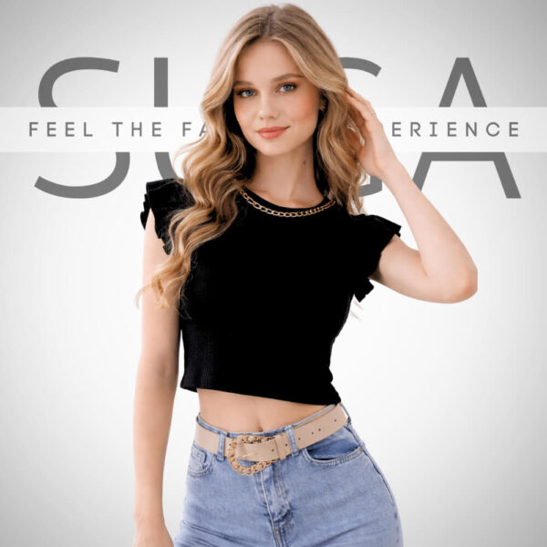 Suga Style μαύρο τοπ με rib ύφανση, κοντό μήκος (crop) και διακοσμητική χρυσή αλυσίδα στο λαιμό