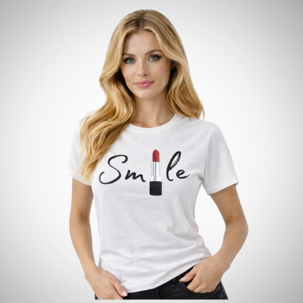 Γυναικεία μπλούζα t-shirt με στρογγυλή λαιμόκοψη και statement print “Smile” με κραγιόν, σε δύο χρώματα (λευκό/μαύρο).