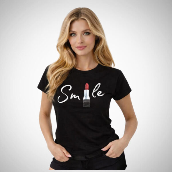 Μαύρο κοντομάνικο t-shirt Suga Style με γραμματοσειρά “Smile” και graphic κραγιόν μπροστά.