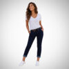 Casual chic μπλε παντελόνι cigarette με ρεβέρ και stylish ζώνη, συνδυασμένο εύκολα με sneakers ή loafers.