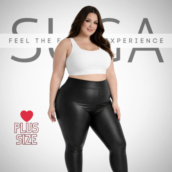 Plus size μοντέλο φοράει μαύρο κολάν τύπου δερμάτινο Suga Style σε πόζα 3/4