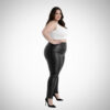 Plus size μοντέλο φοράει μαύρο κολάν τύπου δερμάτινο Suga Style σε πόζα 3/4