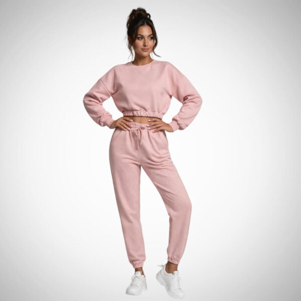 Γυναικεία φόρμα σε απαλό ροζ χρώμα με άνετη γραμμή.