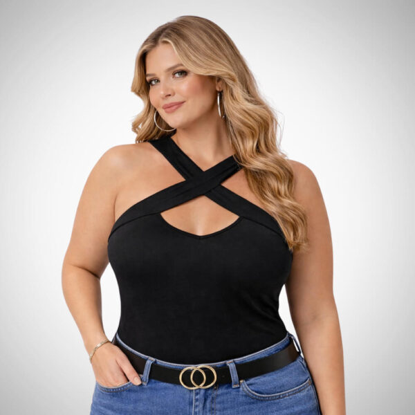 Plus size μαύρη μπλούζα Suga Style με χιαστί λωρίδες στο ντεκολτέ και αμάνικο σχέδιο (2XL/3XL)