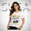 Λευκό T-shirt Suga Style με στάμπα “Fokus” και σχέδιο κάμερας μπροστά, κοντό μανίκι (S/M – L/XL)