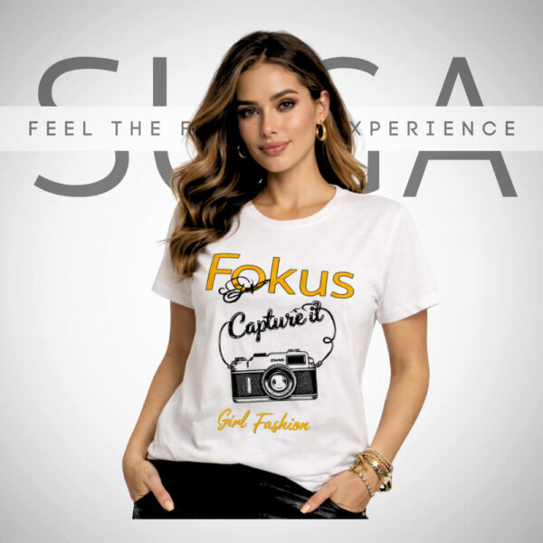 Λευκό T-shirt Suga Style με στάμπα “Fokus” και σχέδιο κάμερας μπροστά, κοντό μανίκι (S/M – L/XL)