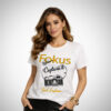 Λευκό T-shirt Suga Style με στάμπα “Fokus” και σχέδιο κάμερας μπροστά, κοντό μανίκι (S/M – L/XL)