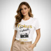 Suga Style λευκή μπλούζα t-shirt με print “Fokus Captured” και εικονογράφηση φωτογραφικής μηχανής, διαθέσιμη σε S/M και L/XL