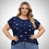 Plus Size μπλούζα Butterfly Suga Style σε μπλε χρώμα με μοτίβο πεταλούδες, κοντό μανίκι και χαλαρή εφαρμογή (2XL/3XL