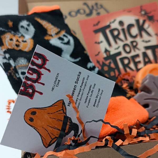 halloween δώρα σε δωροκουτί με υπέροχες χειροποίητες δημιουργίες και κάλτσες halloween