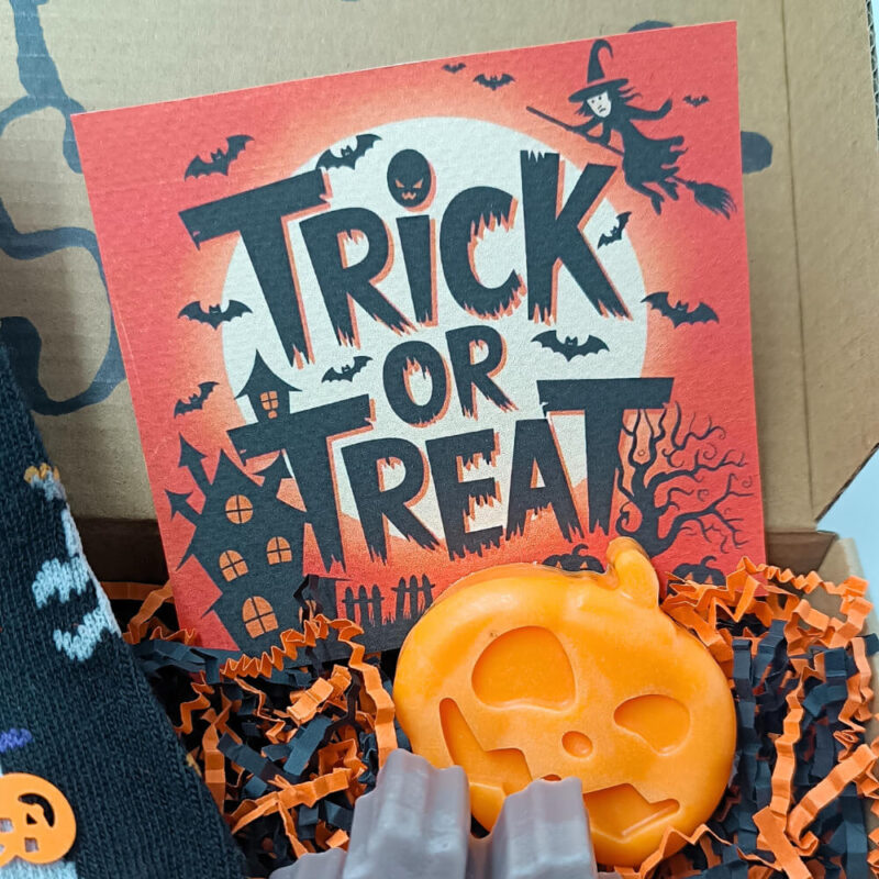 trick or treat κάρτα halloween σε δώρο κουτί με θέμα τον τρόμο δώρο κάλτσες και σαπουνάκια halloween
