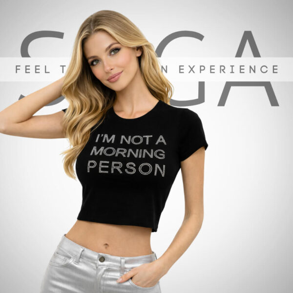 Crop t-shirt Suga Style σε μαύρο χρώμα με ασημί γράμματα “I’M NOT A MORNING PERSON” στο μπροστινό μέρος.