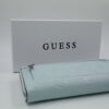 Γυναικείο πορτοφόλι Guess σε παστέλ γαλάζιο χρώμα με ανάγλυφο logo και φερμουάρ, με λουράκι καρπού και κουτί συσκευασίας
