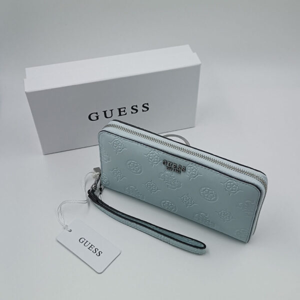 Γυναικείο πορτοφόλι Guess σε παστέλ γαλάζιο χρώμα με ανάγλυφο logo και φερμουάρ, με λουράκι καρπού και κουτί συσκευασίας