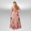 Αέρινο maxi φόρεμα plus size με floral μοτίβο σε μπεζ-ροζ τόνους, V λαιμόκοψη, κοντά καμπάνα μανίκια και ζωνάκι.