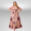 Μπεζ floral plus size maxi φόρεμα με μεγάλα μωβ λουλούδια, κρουαζέ γραμμή, δέσιμο στη μέση και ανάλαφρη φούστα.