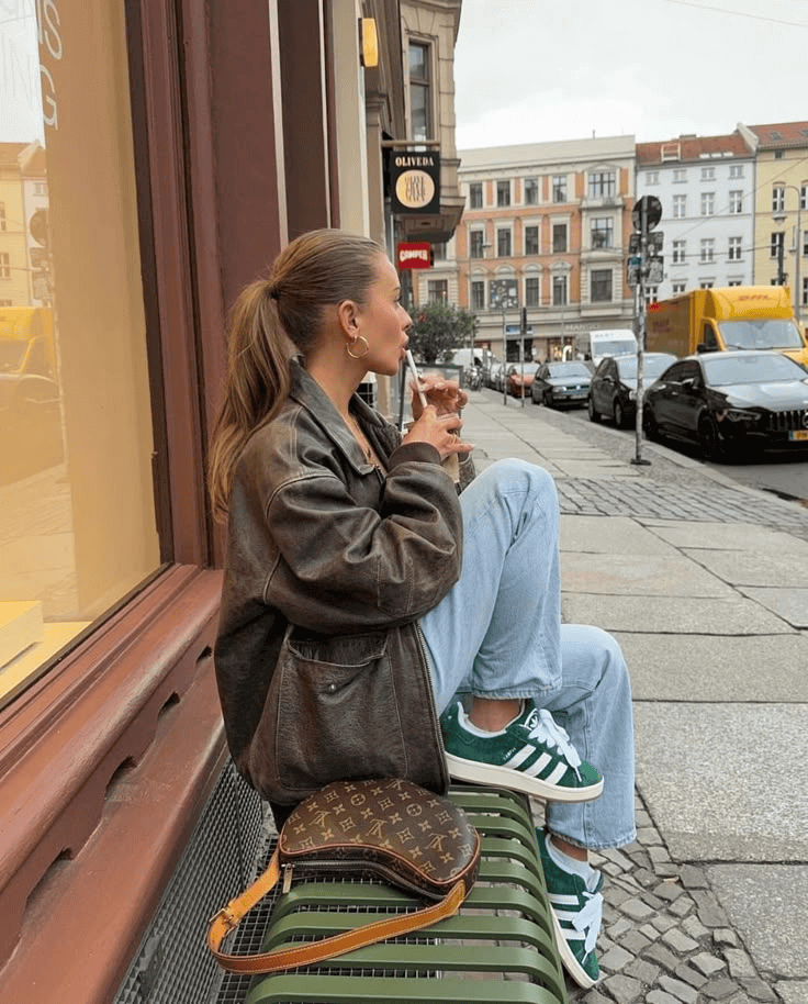 Wide-leg denim jeans συνδυασμένα με αθλητικά sneakers