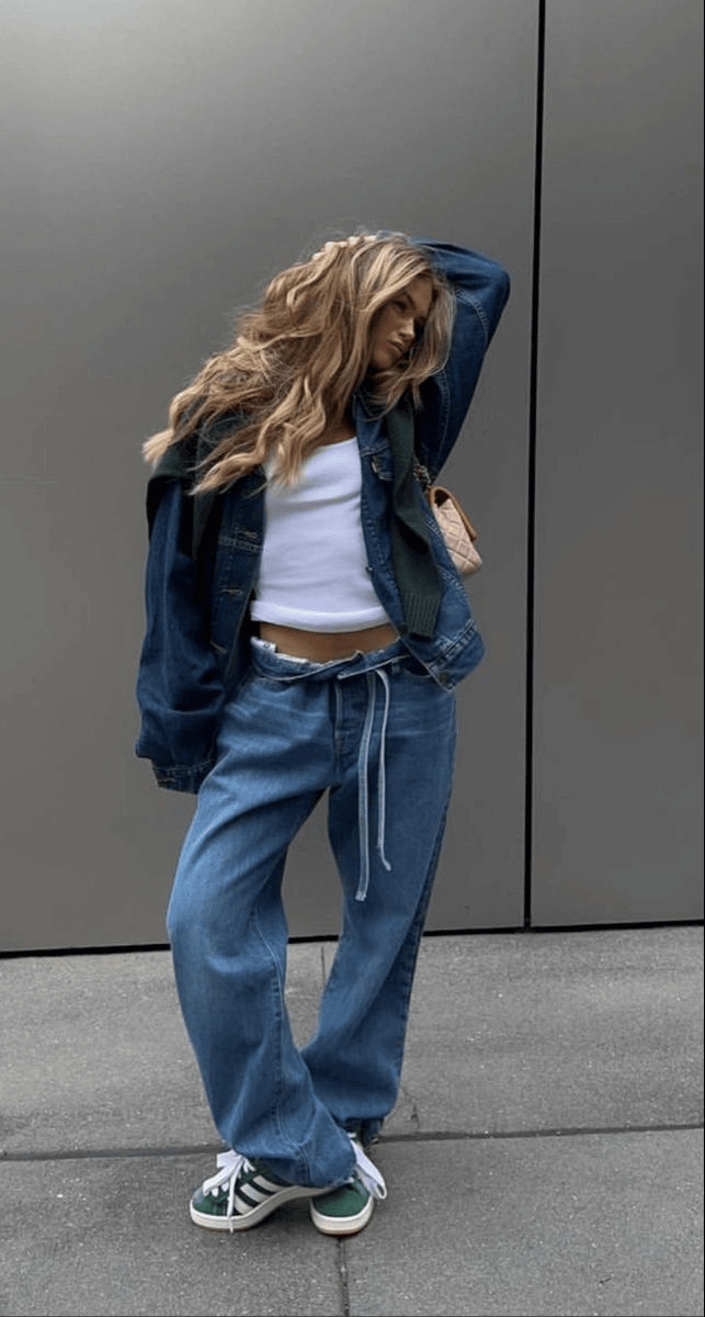 Wide-leg denim jeans συνδυασμένα με αθλητικά sneakers