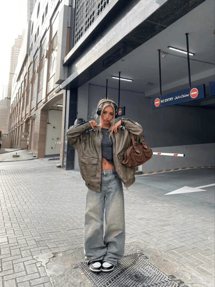 Wide-leg denim jeans συνδυασμένα με αθλητικά sneakers