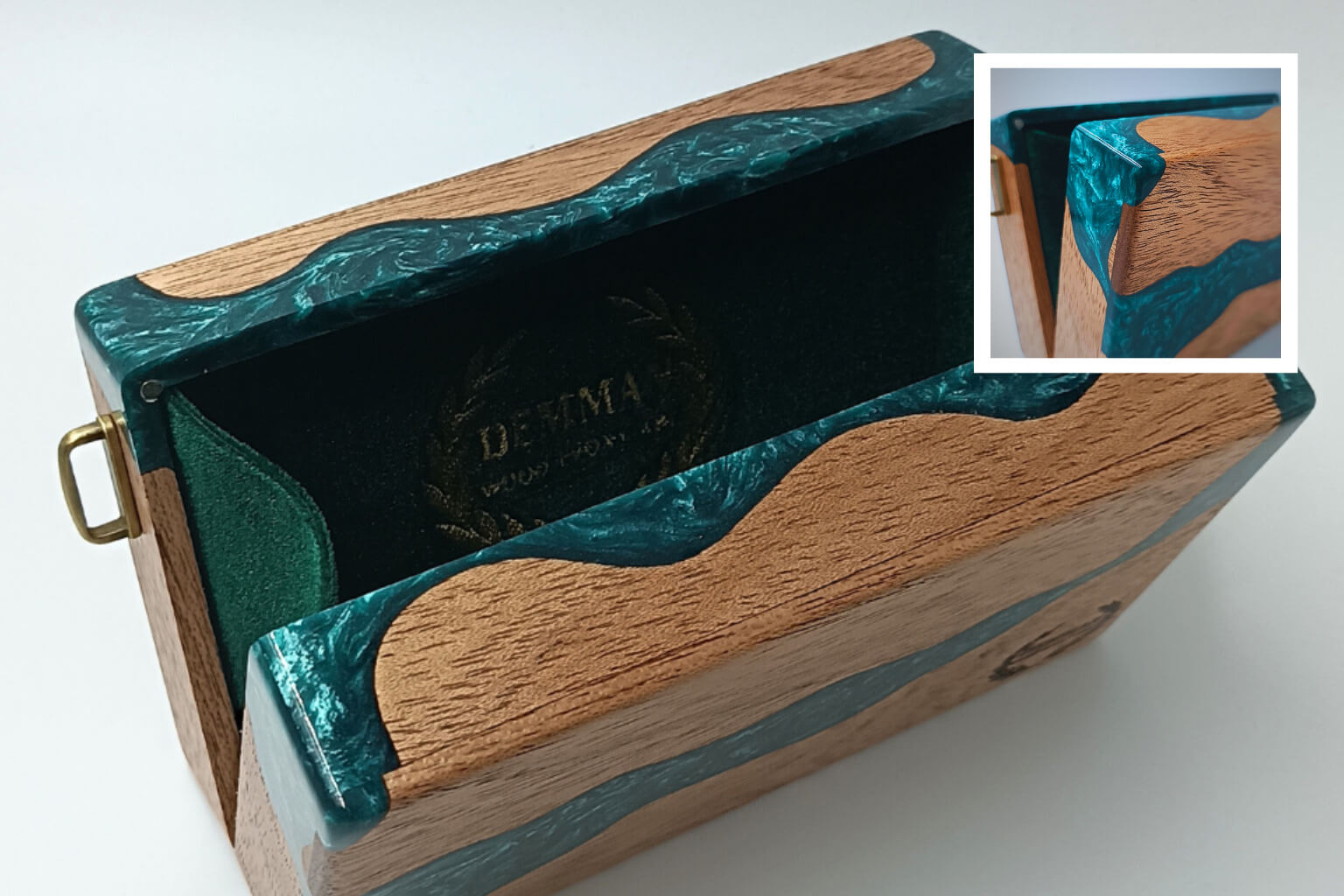ειροποίητη τσάντα ώμου Demman με καλλιτεχνικό design και μεταλλική αλυσίδα