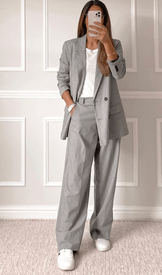 Total grey look με διαφορετικές υφές
