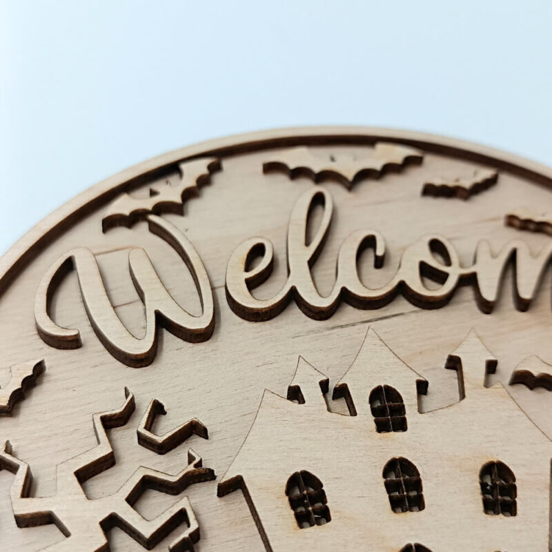 Ξύλινη ταμπέλα Welcome με σχέδιο στοιχειωμένο σπίτι και κοπές laser