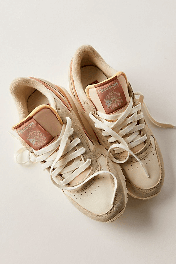 sneakers slim σόλας συνδυασμένα με τζιν στο στυλ street fashion Φθινόπωρο