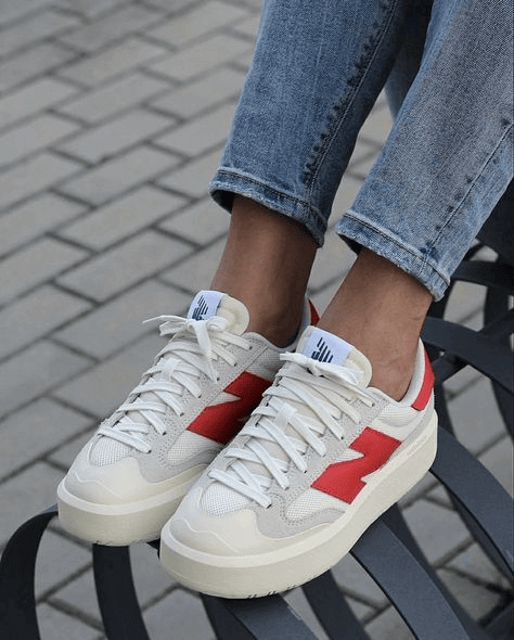 sneakers slim σόλας συνδυασμένα με τζιν στο στυλ street fashion Φθινόπωρο