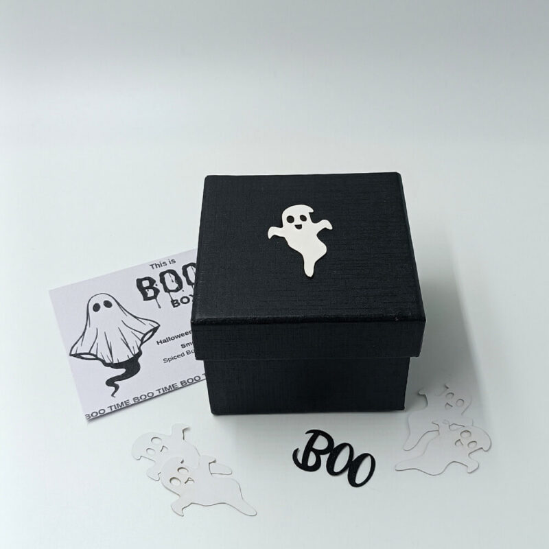 Δώρο Σετ 15 Boo Wax Melts σε μαύρο Halloween Box, με λευκά φαντασματάκια άρωμα spiced bourbon pumpkin κολοκύθα.
