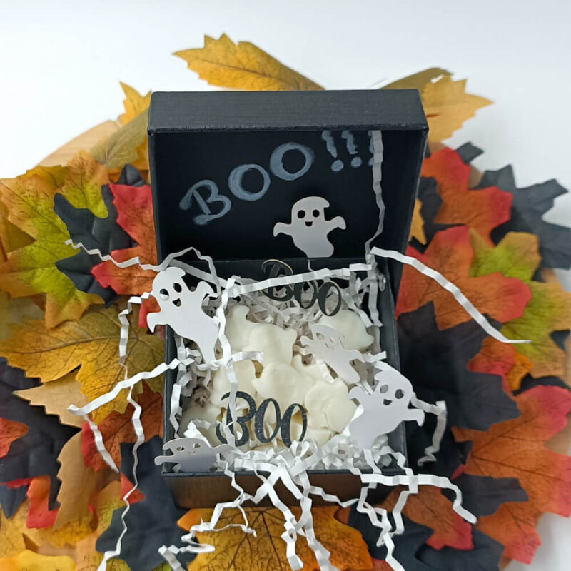Δώρο Σετ 15 Boo Wax Melts σε μαύρο Halloween Box, με λευκά φαντασματάκια άρωμα spiced bourbon pumpkin κολοκύθα.