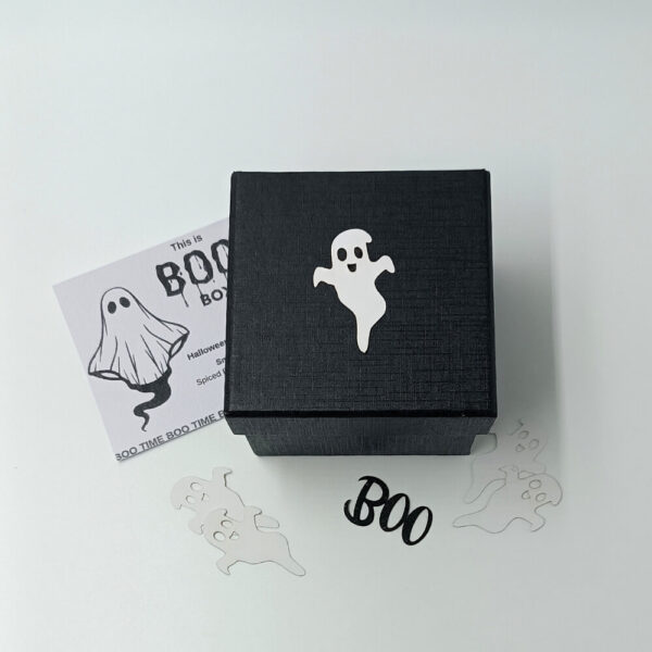 Δώρο Σετ 15 Boo Wax Melts σε μαύρο Halloween Box, με λευκά φαντασματάκια άρωμα spiced bourbon pumpkin κολοκύθα.