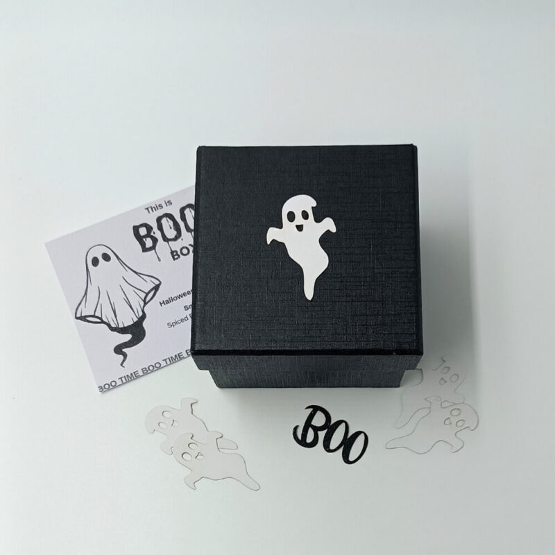 Δώρο Σετ 15 Boo Wax Melts σε μαύρο Halloween Box, με λευκά φαντασματάκια άρωμα spiced bourbon pumpkin κολοκύθα.