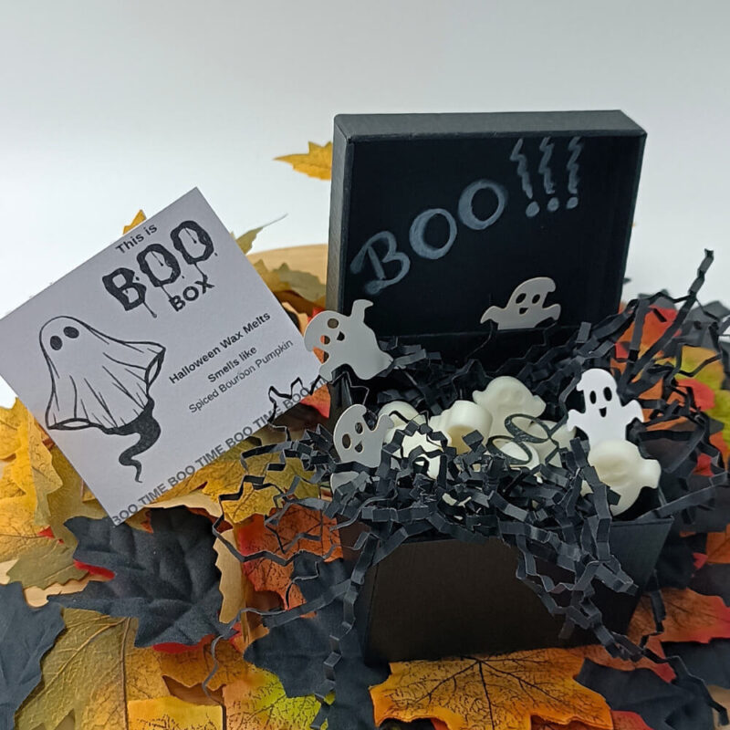 Δώρο Σετ 15 Boo Wax Melts σε μαύρο Halloween Box, με λευκά φαντασματάκια άρωμα spiced bourbon pumpkin κολοκύθα.