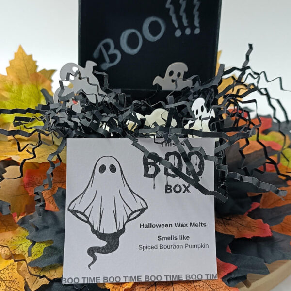 Δώρο Σετ 15 Boo Wax Melts σε μαύρο Halloween Box, με λευκά φαντασματάκια άρωμα spiced bourbon pumpkin κολοκύθα.