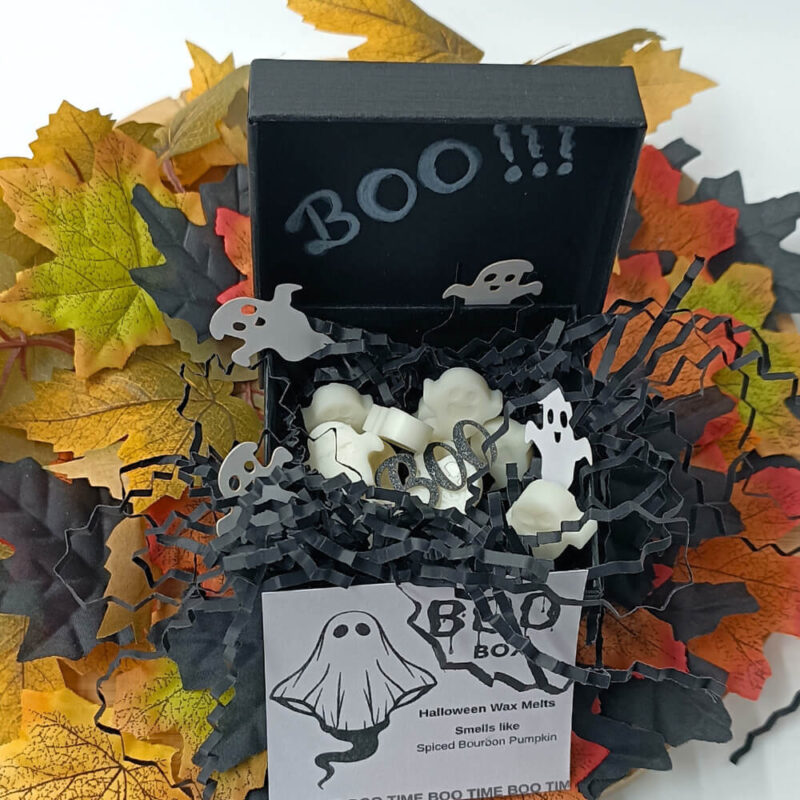 Δώρο Σετ 15 Boo Wax Melts σε μαύρο Halloween Box, με λευκά φαντασματάκια άρωμα spiced bourbon pumpkin κολοκύθα.
