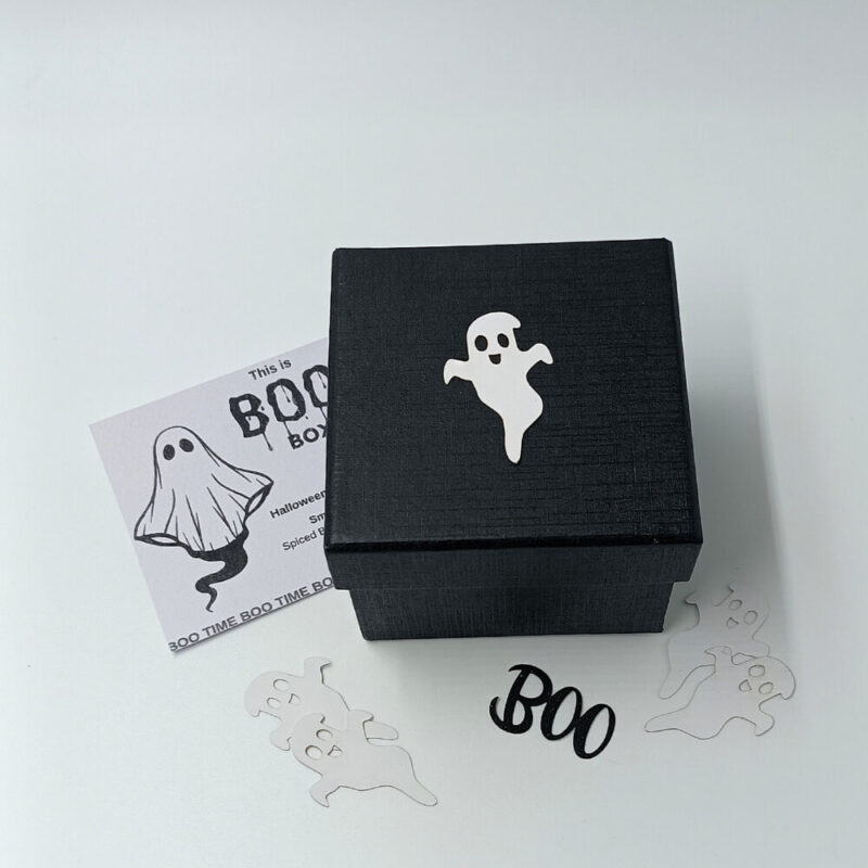 Δώρο Σετ 15 Boo Wax Melts σε μαύρο Halloween Box, με λευκά φαντασματάκια άρωμα spiced bourbon pumpkin κολοκύθα.