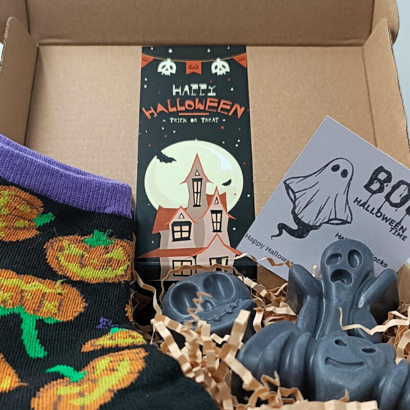 Halloween gift box με σαπούνια, κάλτσες και γέμισμα kraft