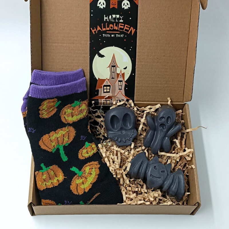 Halloween gift box με σαπούνια, κάλτσες και γέμισμα kraft