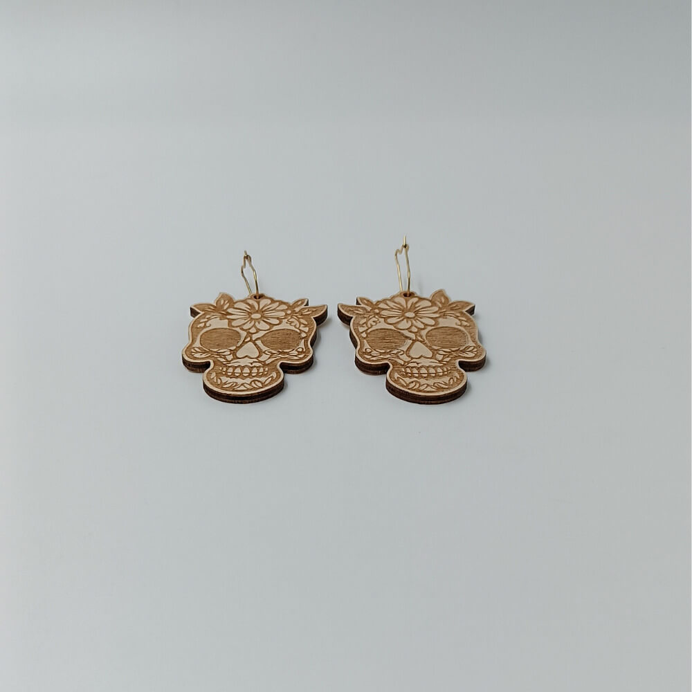 Ξύλινα σκουλαρίκια Sugar Skull με χάραξη λουλουδιών από ToXylo