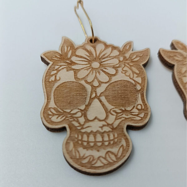 Χειροποίητα ξύλινα σκουλαρίκια νεκροκεφαλή με floral σχέδιο