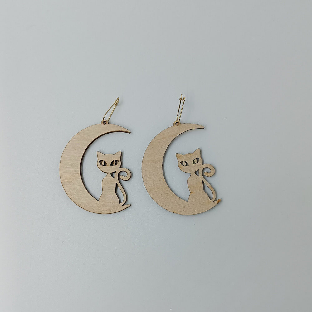 Ξύλινα σκουλαρίκια γάτα και φεγγάρι με χάραξη από ToXylo