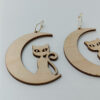 Χειροποίητα ξύλινα σκουλαρίκια σε σχήμα φεγγαριού με γάτα